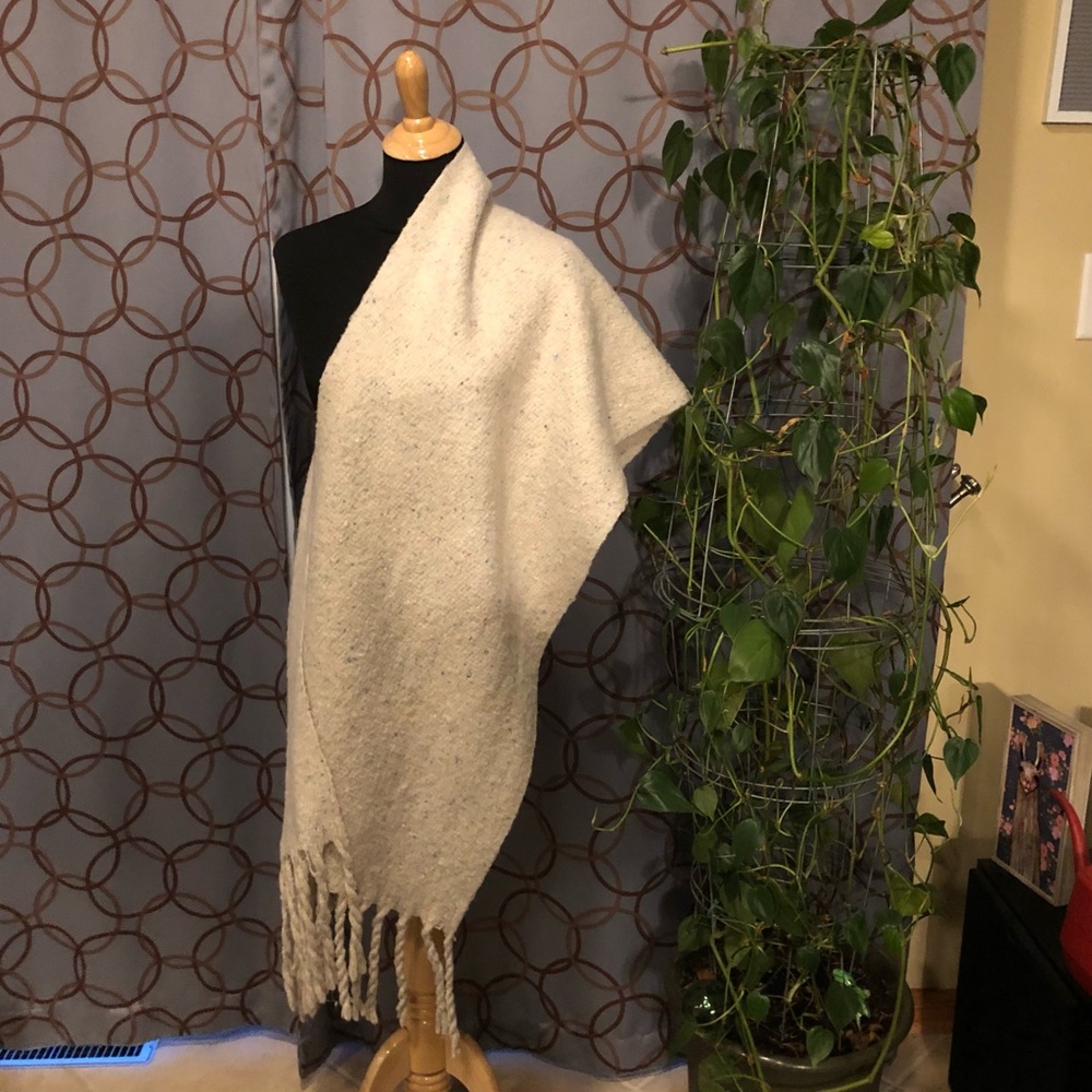 Shiraleah Chicago Large Wrap Scarf VGUC